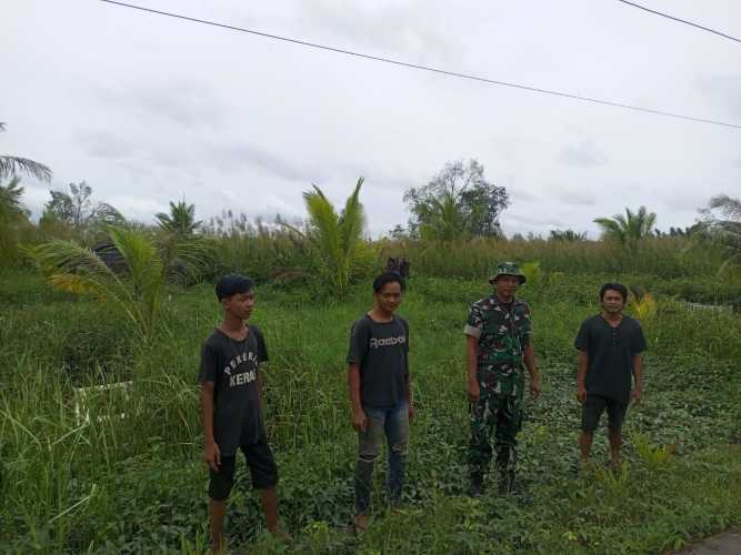 Babinsa Koramil 04/Kuindra Patroli Karhutla di Desa Sei Piyai