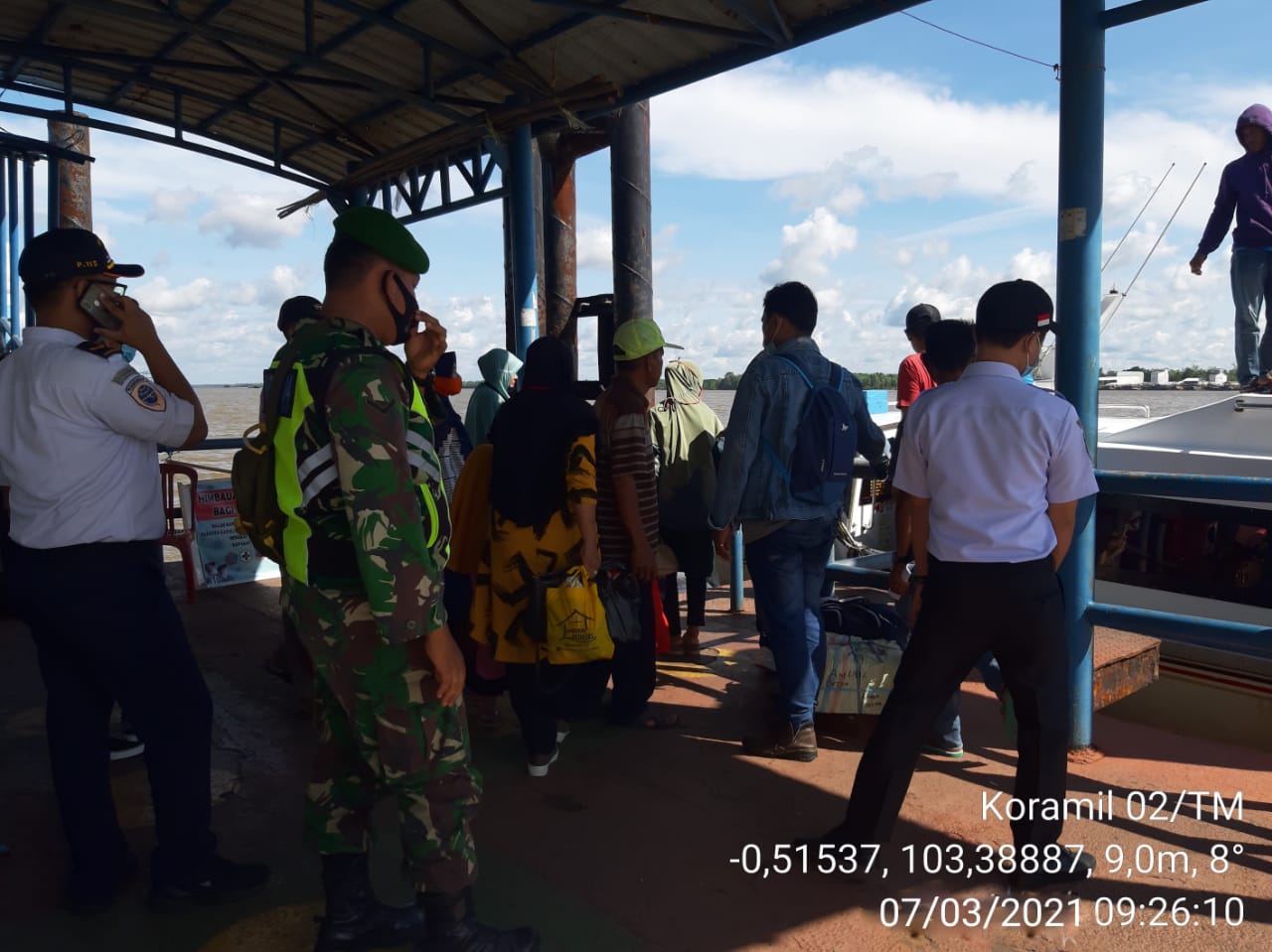 Penegakan Protkes di Pelabuhan, Personil Koramil 02/Tanah Merah Sampaikan Hal Ini...