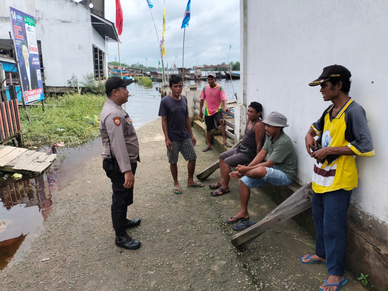 Bripka Iwan Riyadi Melaksanakan Himbauan Terhadap Penambang Sampan Agar Patuhi Prosedur Keselamatan dan Mengantispasi Terjadi Laka Air