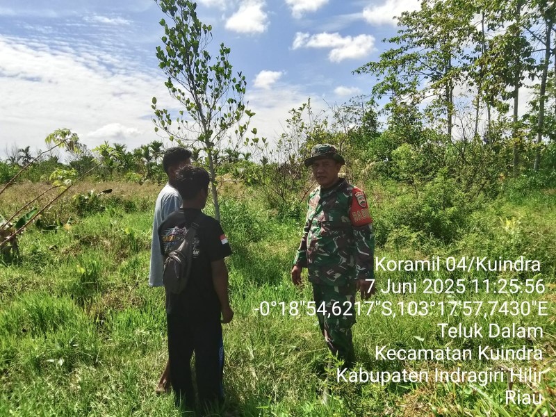 Babinsa Koramil 04/Kuindra Laksanakan Patroli Karhutla di Wilayah Parit 15 Desa Teluk Dalam