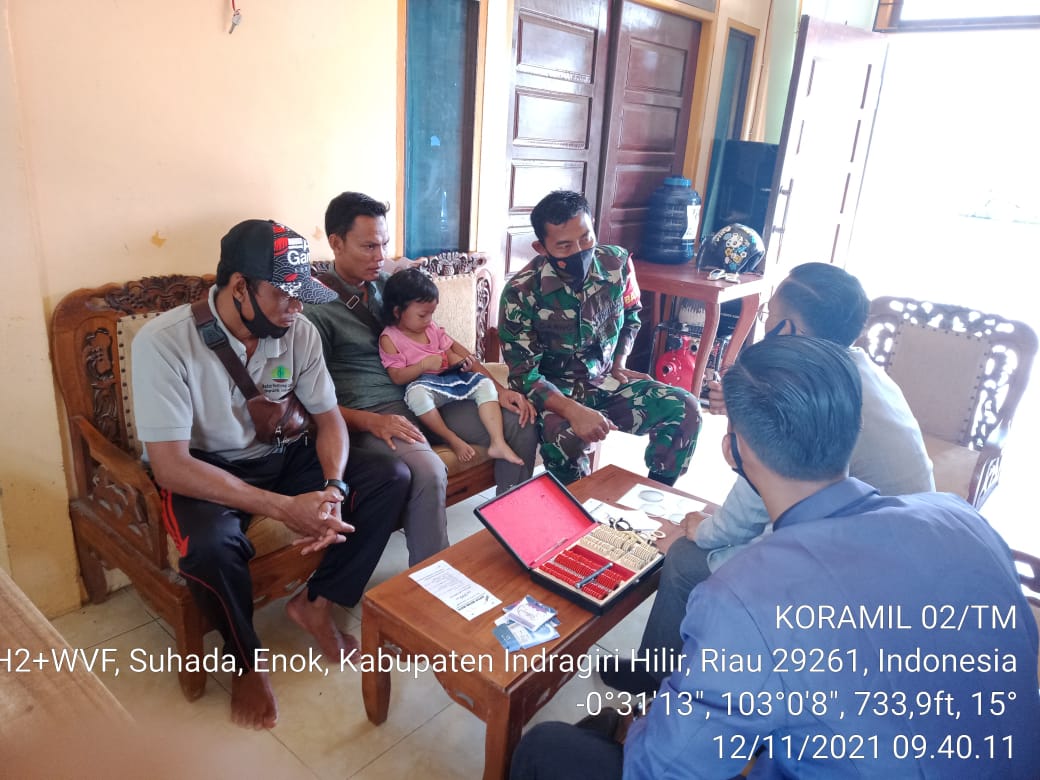 Babinsa Koramil 02/Tanah Merah Komsos Bersama Aparat Desa Suhada