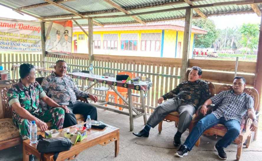 Babinsa Koramil 04/PP Laksanakan Komsos Dengan Warga di Desa