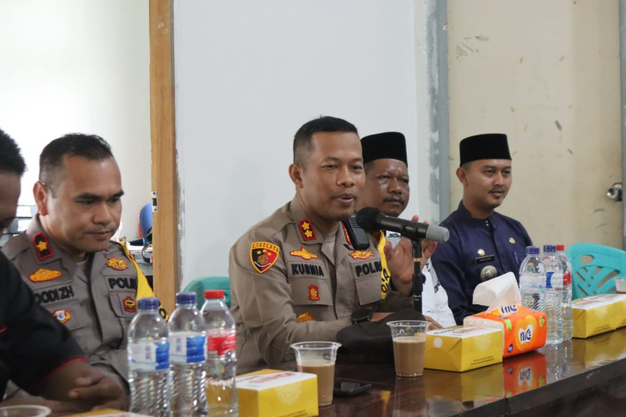 Jumat Curhat, AKBP Kurnia Setyawan Terjun Langsung Serap Keluh Kesah Masyarakat Meranti