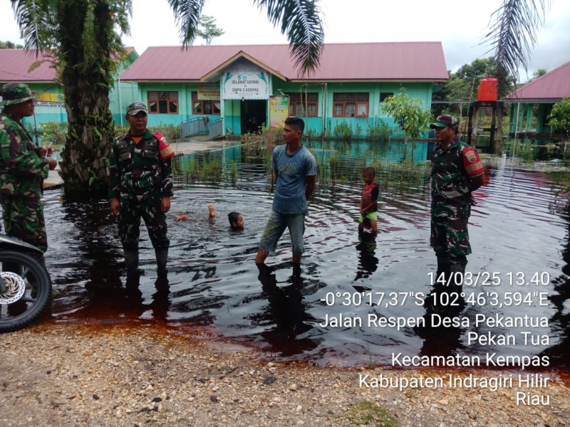 Pantau Situasi Banjir Di Desa Binaan Babinsa Koramil 03/Tpl Perhatikan Warganya Di Desa Pekan Tua
