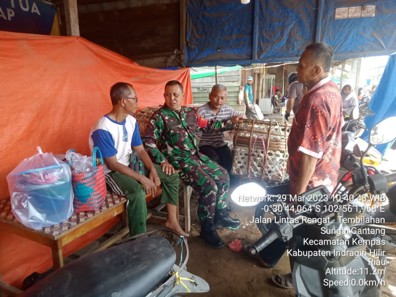 Seminggu Puasa, Babinsa Koramil 03/Tpl Komsos Dengan Warga