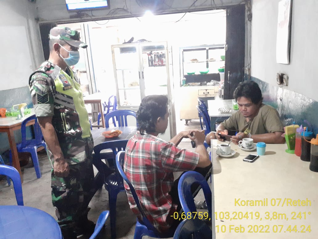 Dalam Mencegah Covid-19, Babinsa Koramil 07/Reteh jajaran Kodim 0314/Inhil Lakukan Disiplin Prokes