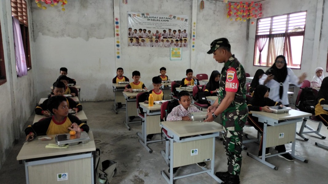 Makan Sehat Bergizi untuk 1.993 Siswa di Kecamatan Tempuling: Sinergi Babinsa dan SPPG untuk Generasi Sehat