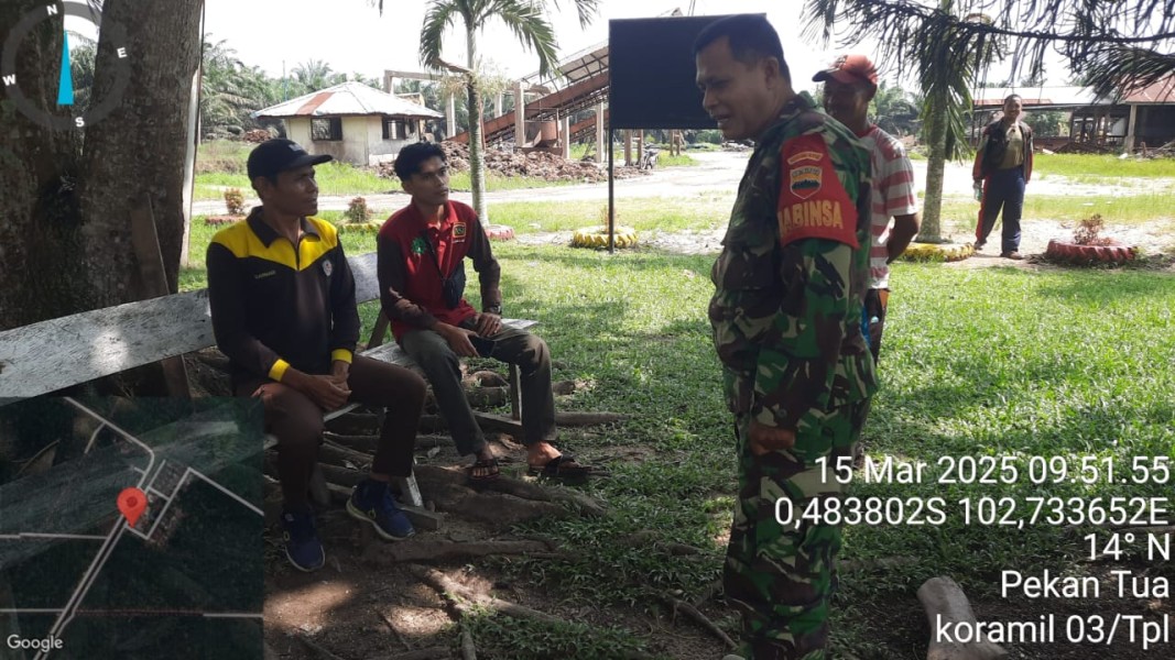 Ciptakan Kondusifitas Wilayah Di Bulan Puasa, Babinsa Koramil 03/Tpl Laksanakan Komsos Bersama Ketua Pemuda