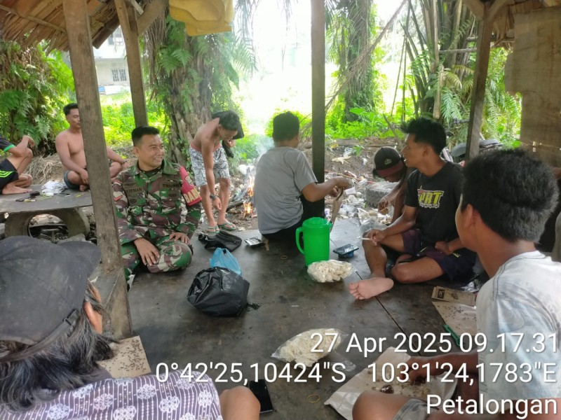 Jalin Silaturahmi, Babinsa Koramil 09/Kemuning Rutin Lakukan Silahturahmi