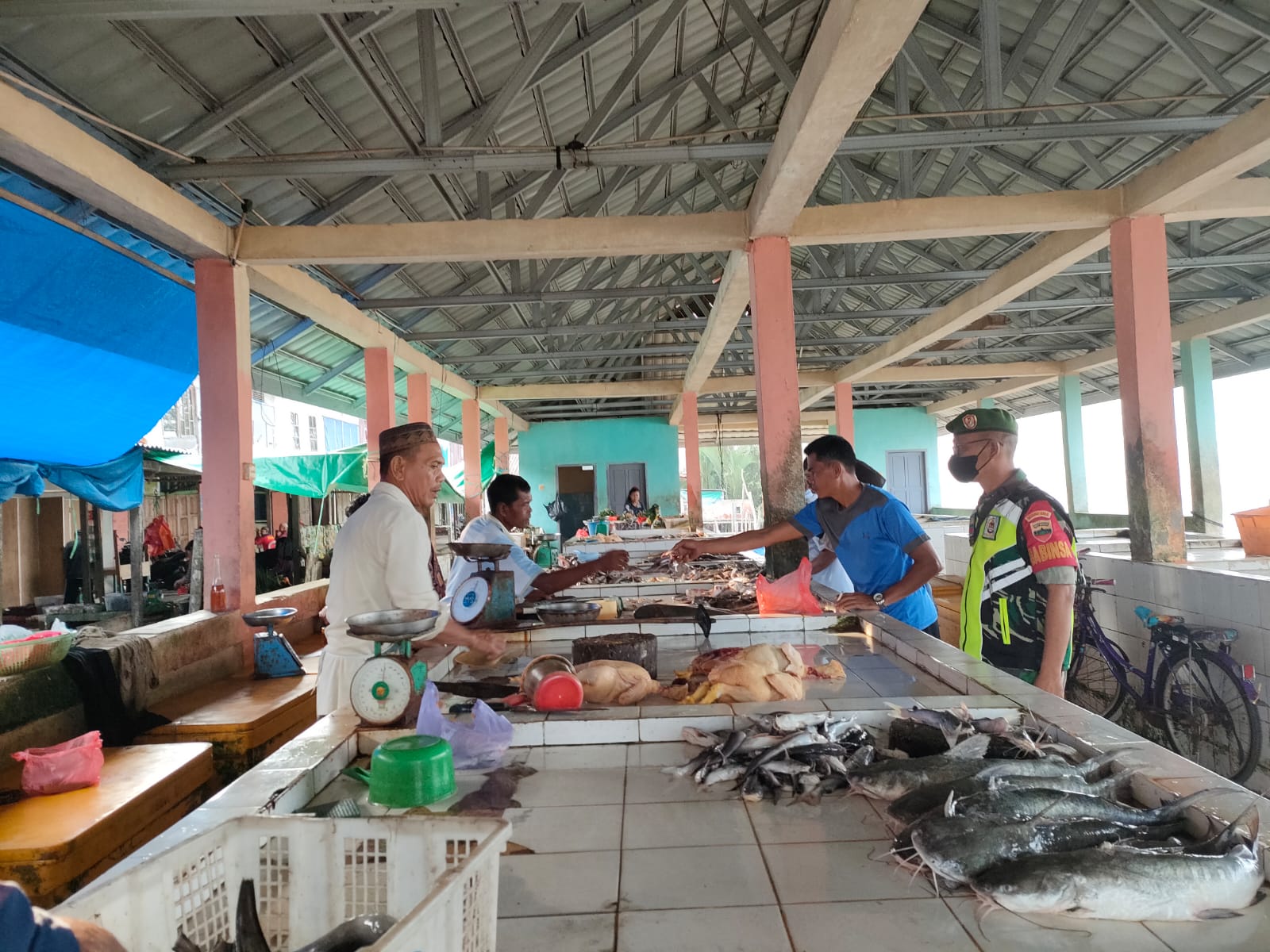 Terapkan Protokol Kesehatan Oleh Koramil 04/Kuindra di Pasar Ikan