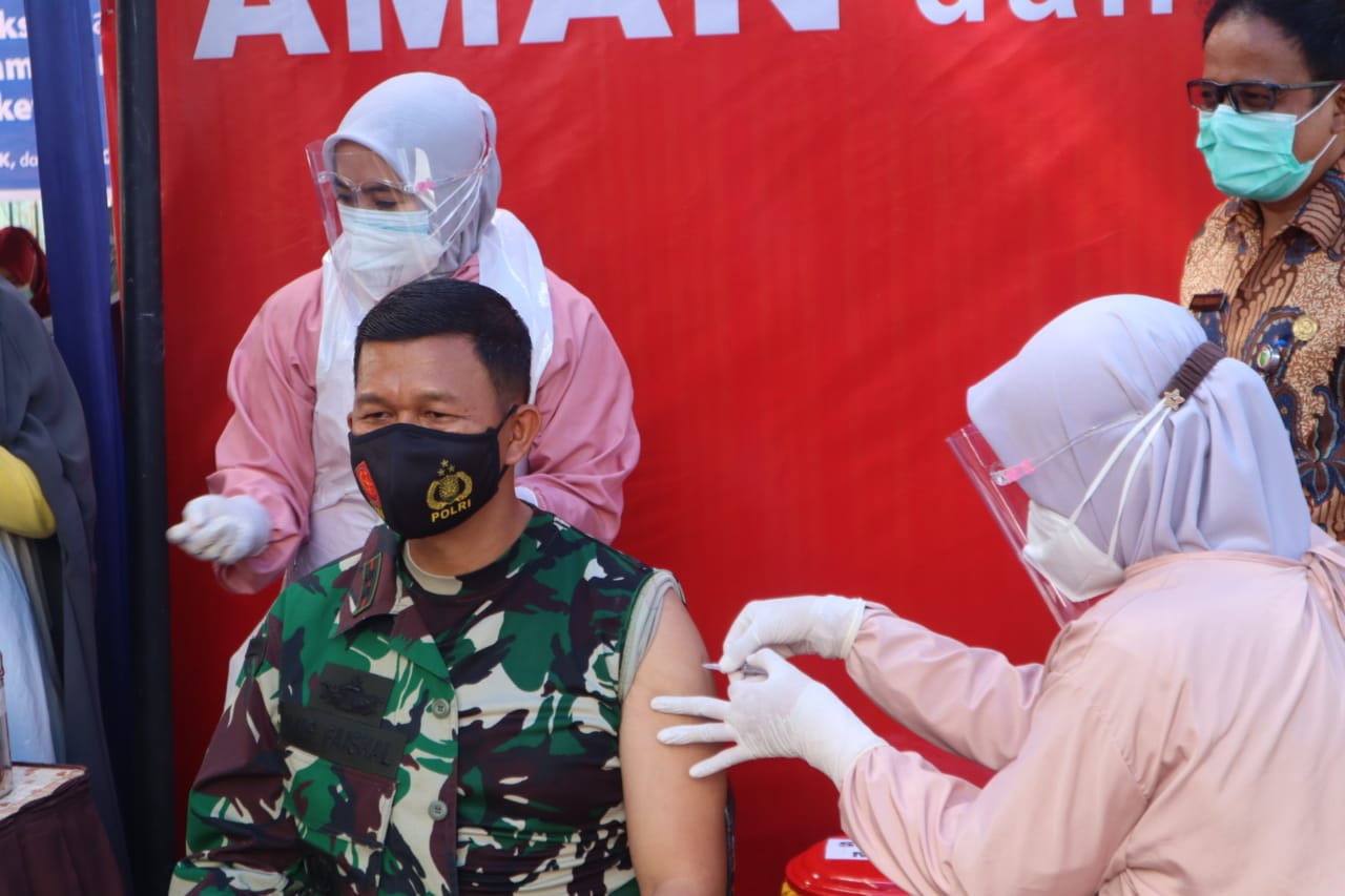 Disuntik Vaksin, Dandim 0314/Inhil Pinta Masyarakat Jangan Percaya Hoax 