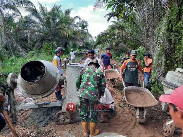 Warga Teluk Kiambang Tak Sabar Gunakan Jalan yang Dibangun TNI pada TMMD imbangan Kodim 0314/Inhil