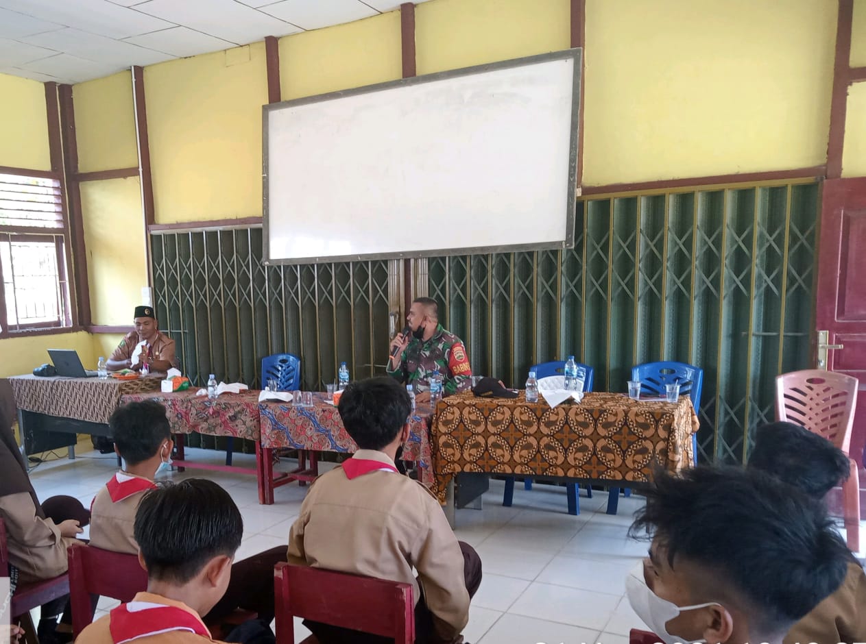 Tanamkan Rasa Cinta Tanah Air, Babinsa 09/Kemuning Berikan Materi Wasbang di SMA N 1 Tuah Kemuning