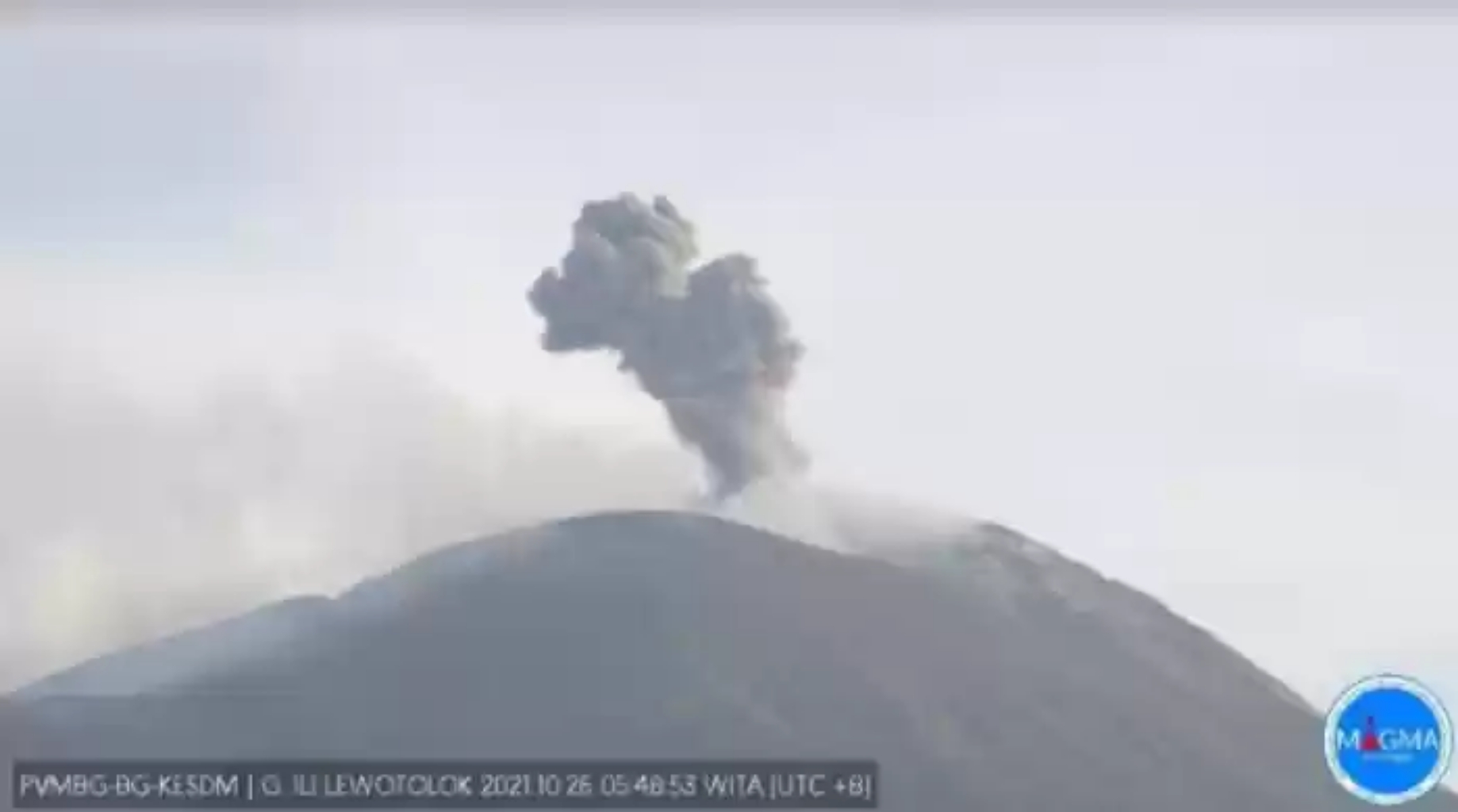 2 Kali Erupsi, Gunung Ile Lewotolok Muntahkan Abu Vulkanik 700 Meter
