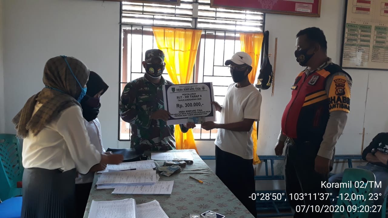 Babinsa Koramil 02/Tanah Merah Dampingi Penyaluran BLT Tahap 6 di Desa Simpang Tiga Enok