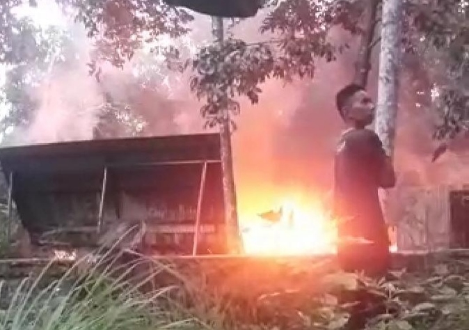 Satu Unit Rumah di Pasar Kembang Inhil Ludes Terbakar