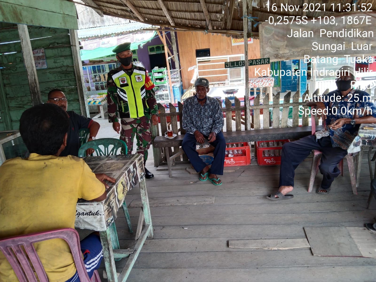 Serda Safrijon Personil Koramil 12/Batang Tuaka Himbau Warga Taat Dengan Prokes