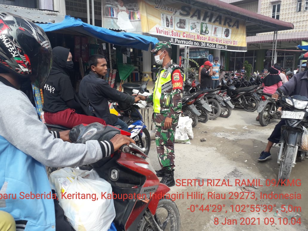 Babinsa Koramil 09/Kemuning Terus Lakukan Penegakan Prokes di Pasar Kotabaru Seberida