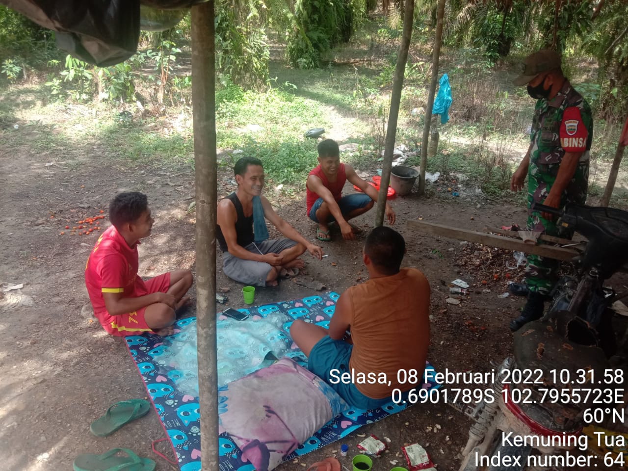 Koramil 09/Kemuning, Sertu Adenan Hayat Melaksanakan Komsos Bersama Masyarakat