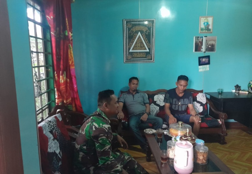 Babinsa Koramil 05/Gas Serda Ricky Komsos Bersama Bhabinkamtibmas Dan Staf Desa Jadikan Hubungan Kerja Semakin Baik