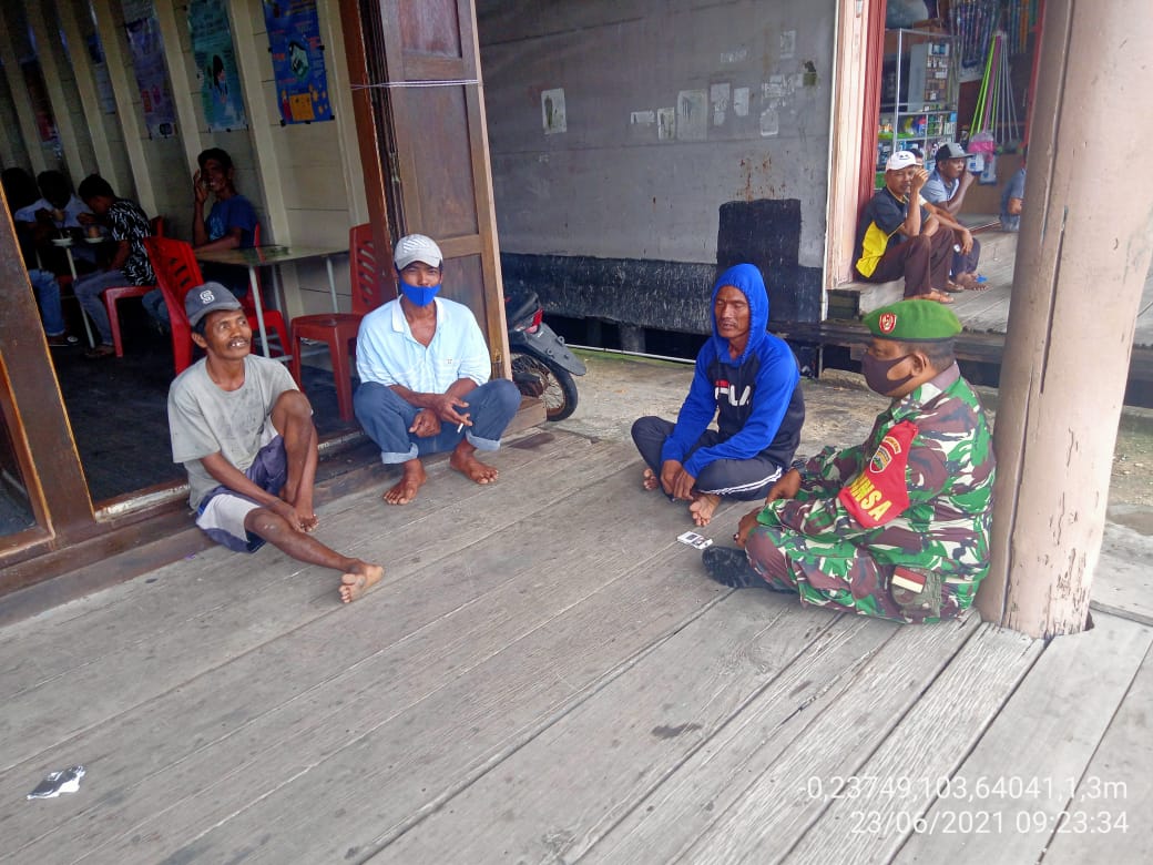 Babinsa Desa Panglima Raja Rutin Melakukan Komsos