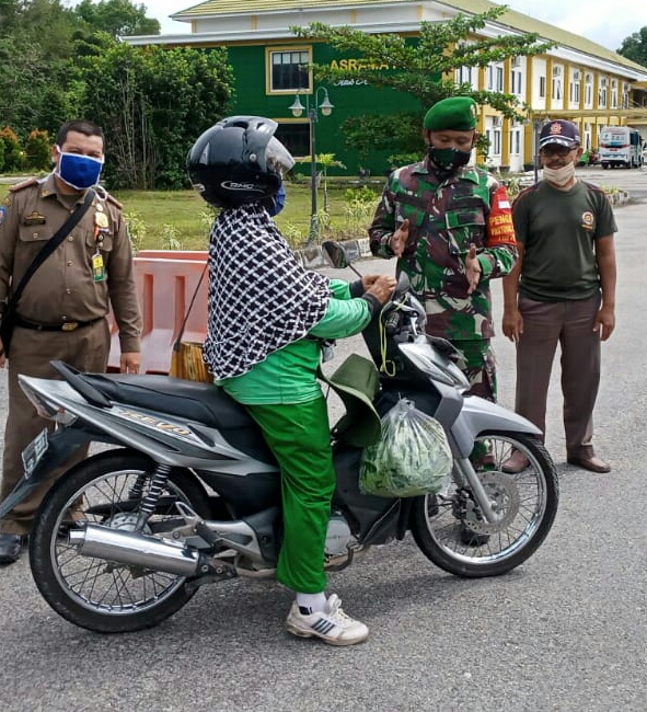 TNI-Polri dan Satpol PP di Kota Siak Terus Laksanakan Pengamanan tempat Isolasi