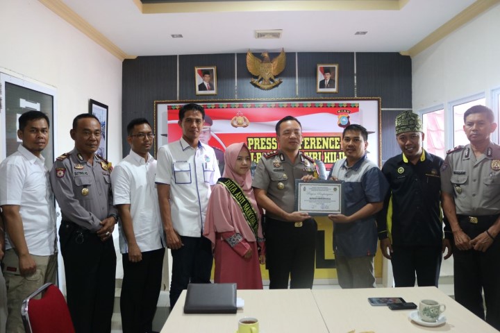 DPC Granat Inhil Berikan Piagam Penghargaan Kepada Kapolres 