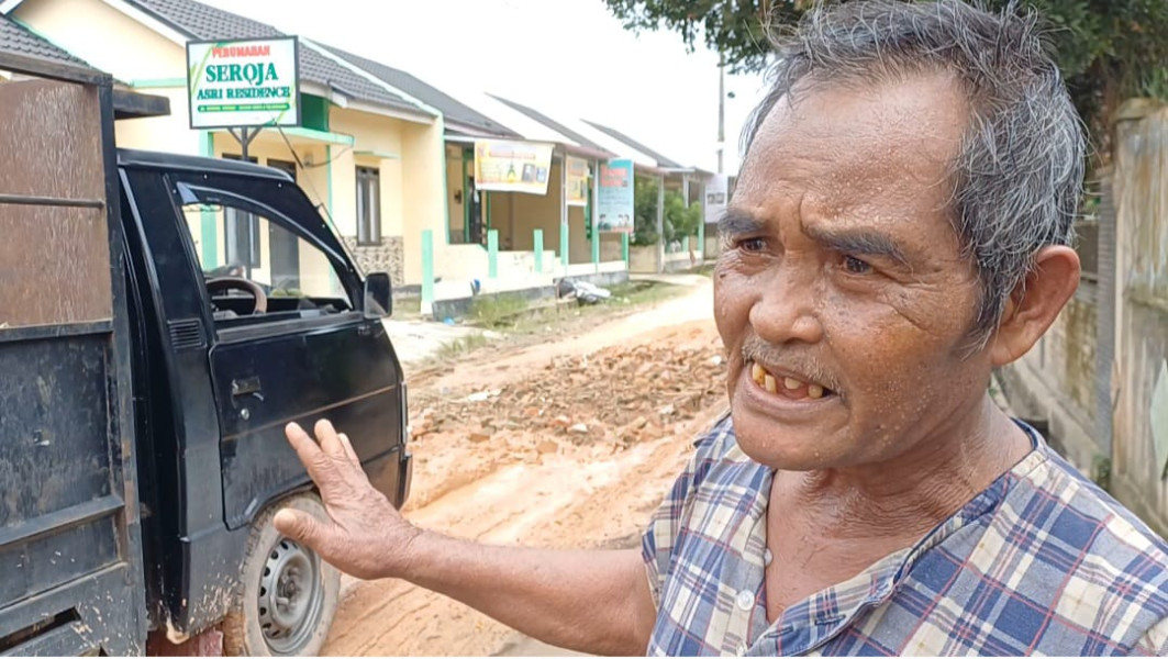 Jalan Mawar Kelurahan Sialangrampai Bak Kubangan, Warga Lakukan Penimbunan