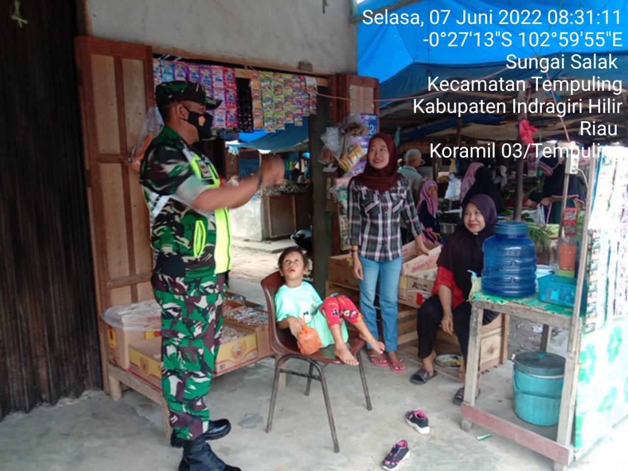 Babinsa 03/Tempuling Jalin Komsos Dengan Ibu-ibu Pedagang Pasar di Kelurahan Sungai Salak