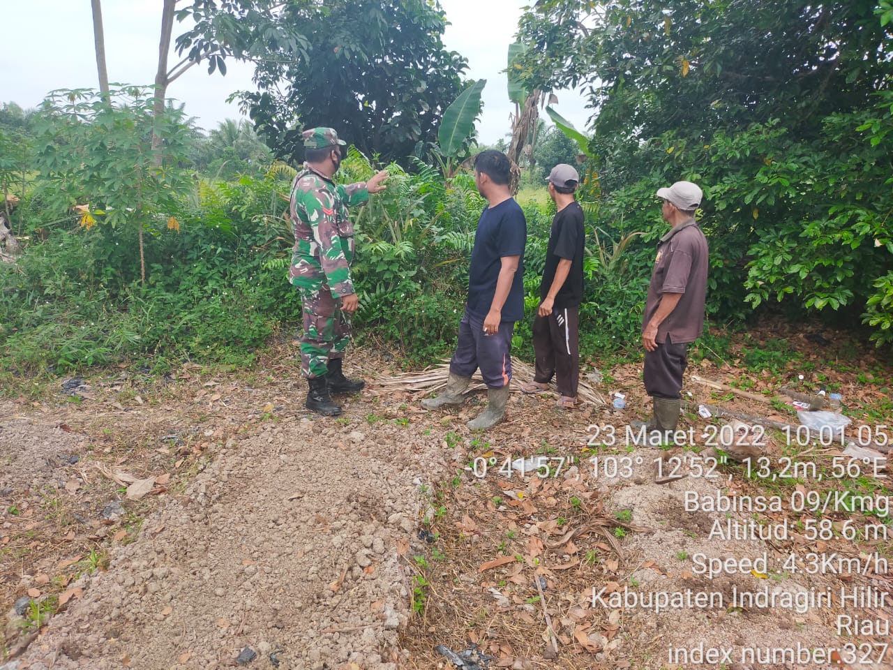 Babinsa Koptu Surianto Patroli Karhutla di Desa Sencalang