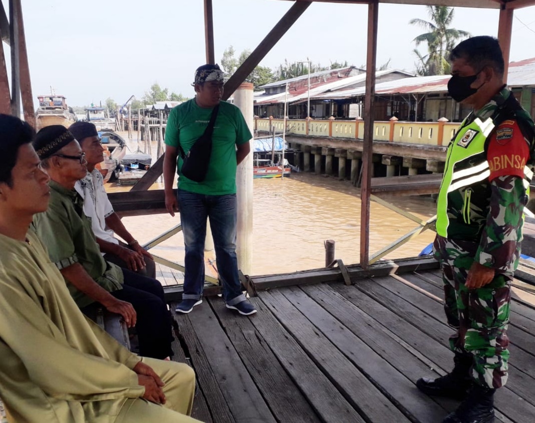 Saat Lebaran Idul Adha, Babinsa Koramil 04/Kuindra Tetap Melakukan Penegakan Protokol Kesehatan