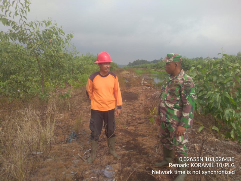 Dengan Cuaca Yang Panas, Babinsa Koramil 10/Pelangiran Terus Lakukan Pemantauan Terhadap Lahan dan Hutan