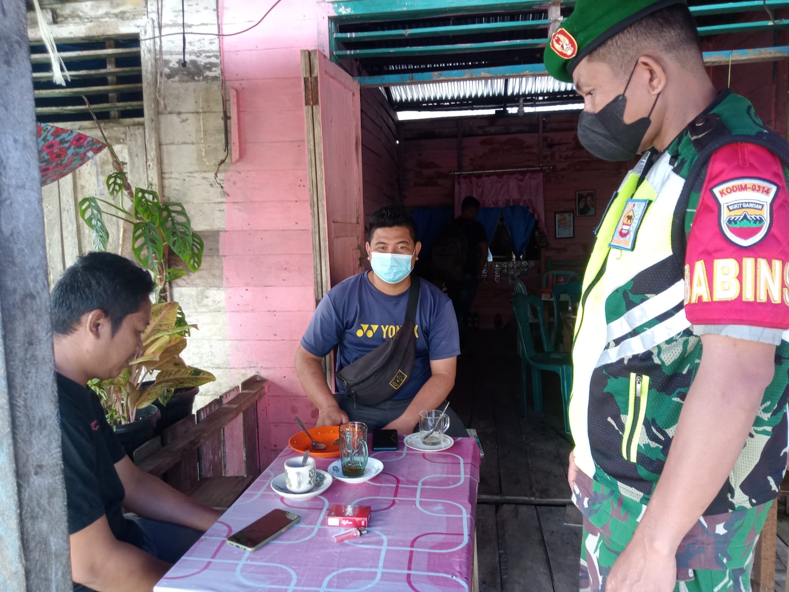 Anggota Koramil 04/Kuindra Terus Tegakkan Disiplin Protokol Kesehatan di Wilayah Binaannya