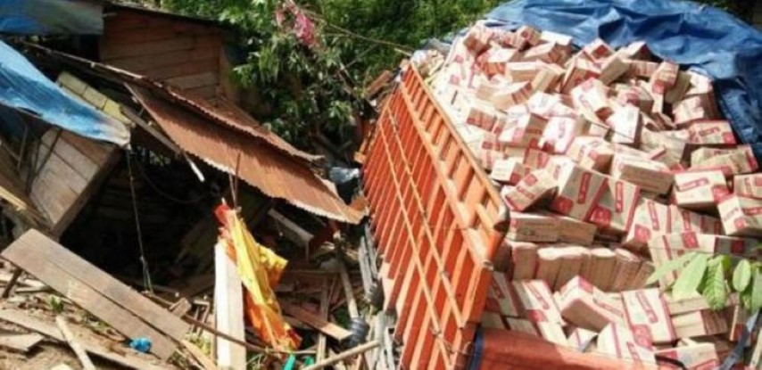 Rem Blong, Truk Bermuatan Mie Instan Tabrak Rumah dan Seret Warga ke Jurang