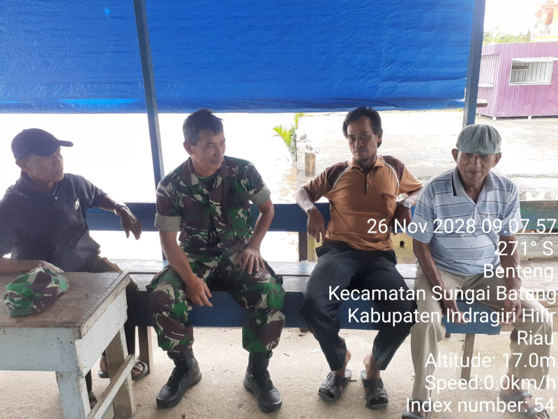Ciptakan Suasana Kamtibmas, Koramil 07/Reteh Jalin Kebersamaan Bersama Masyarakat Setempat