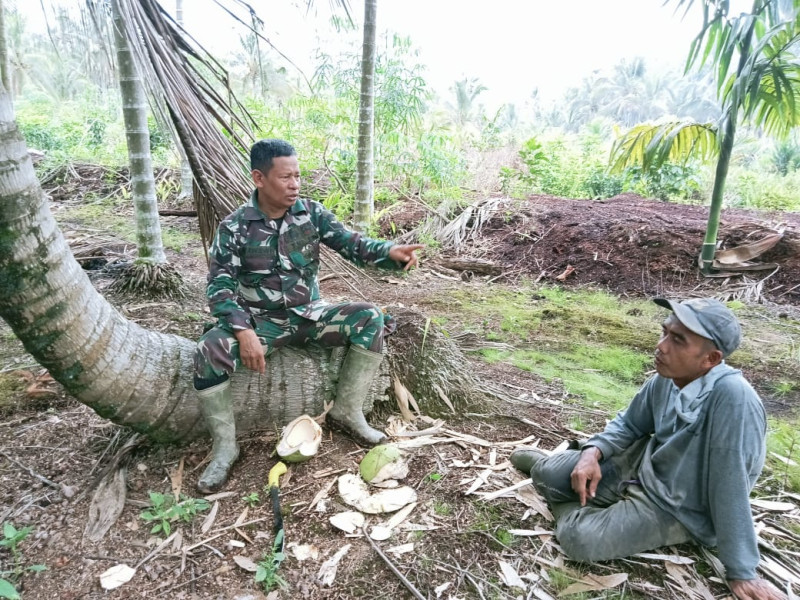 Wujudkan Keakraban, Babinsa 05/Gas Serka Nawawi Komsos Bersama Warga Binaan