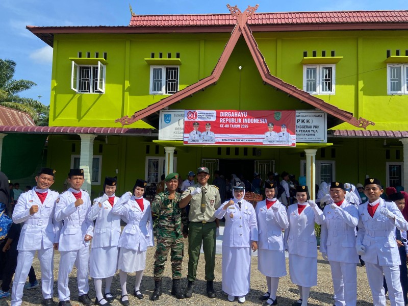 Babinsa Serda Riko Saputra Saksikan Upacara HUT RI ke-80 di Desa Pekan Tua, Wujudkan Semangat Kemerdekaan