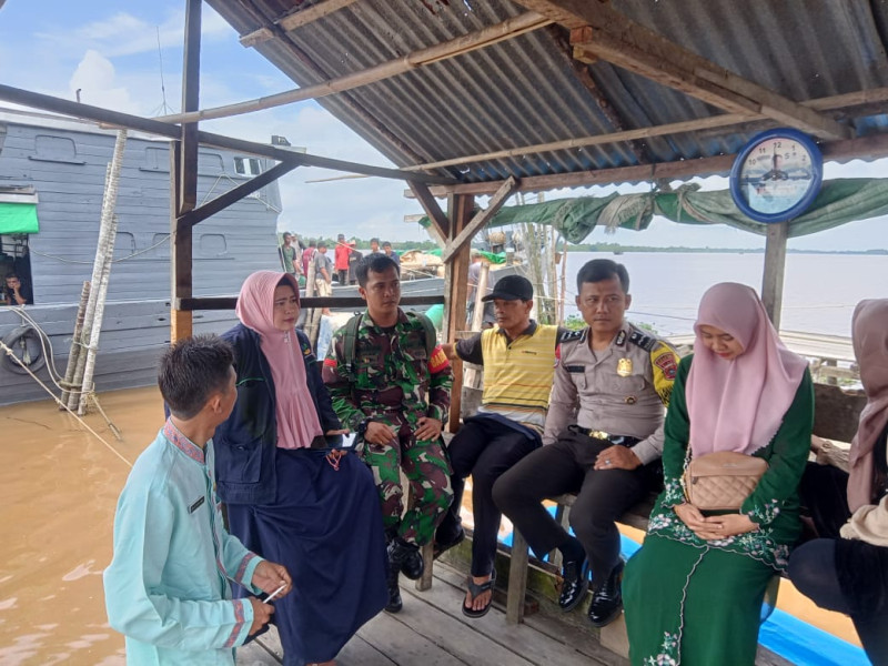 Babinsa Koramil 03/Tpl Bersama Bhabinkamtibmas Gelar Komsos Pantau Pelabuhan Penyebrangan