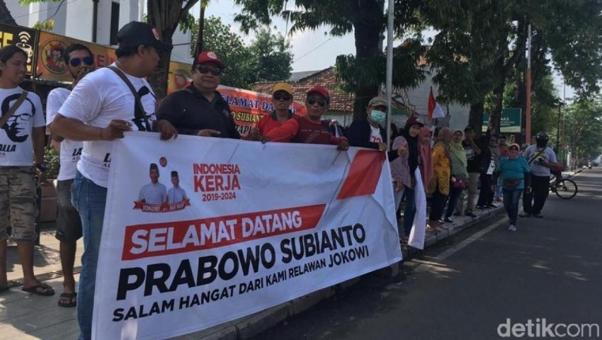 Relawan Jokowi di Mojokerto Sambut Kedatangan Prabowo