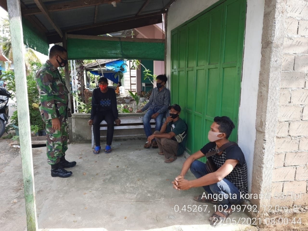 Jaga Kamtibmas di Wilayah, Babinsa 03/Tempuling Aktif Komsos Bersama Tokoh Pemuda