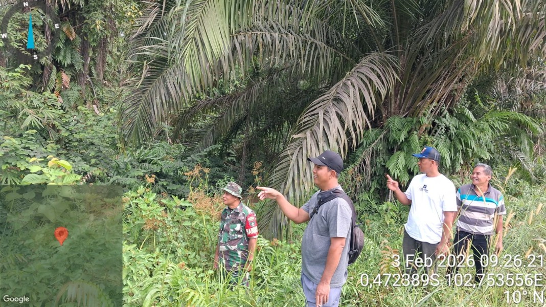 Babinsa Koramil 03/Tempuling Rutin Laksanakan Patroli Tapal Batas Di Desa Binaan