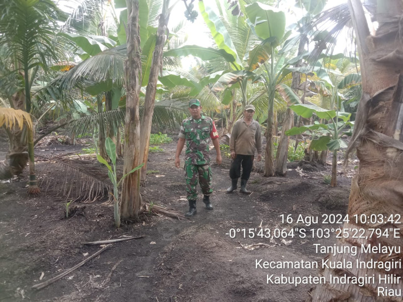 Bersama Masyarakat, Babinsa Koramil 04/Kuindra Ingatkan Agar Terus Lakukan Patroli Karhutla