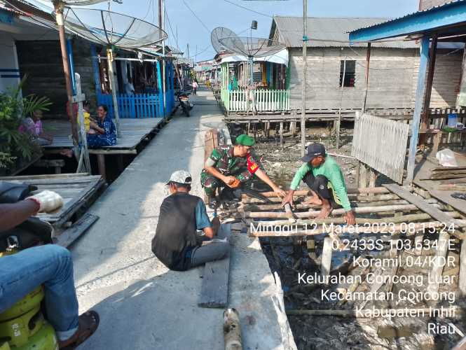 Babinsa Koramil 04/Kuindra Goro Untuk Memperbaiki Jalan Jerambah