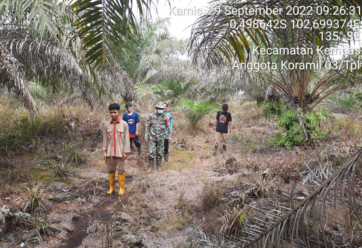 Kondusifkan Wilayah Terbebas Dari Karhutla, Babinsa 03/Tempuling Ajak Warga Laksanakan Patroli Karlahut
