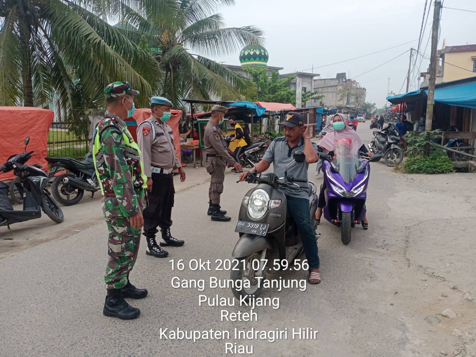 Babinsa Koramil 07/Reteh dan Satgas Covid-19 Edukasi Warga untuk Patuhi Protkes