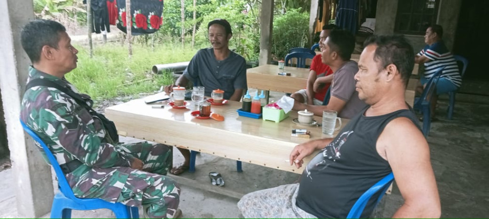 Babinsa Koramil 05/Gas Serka Nawawi Aktif Komsos Jadikan Hubungan Kerja Semakin Solid di Desa Binaan