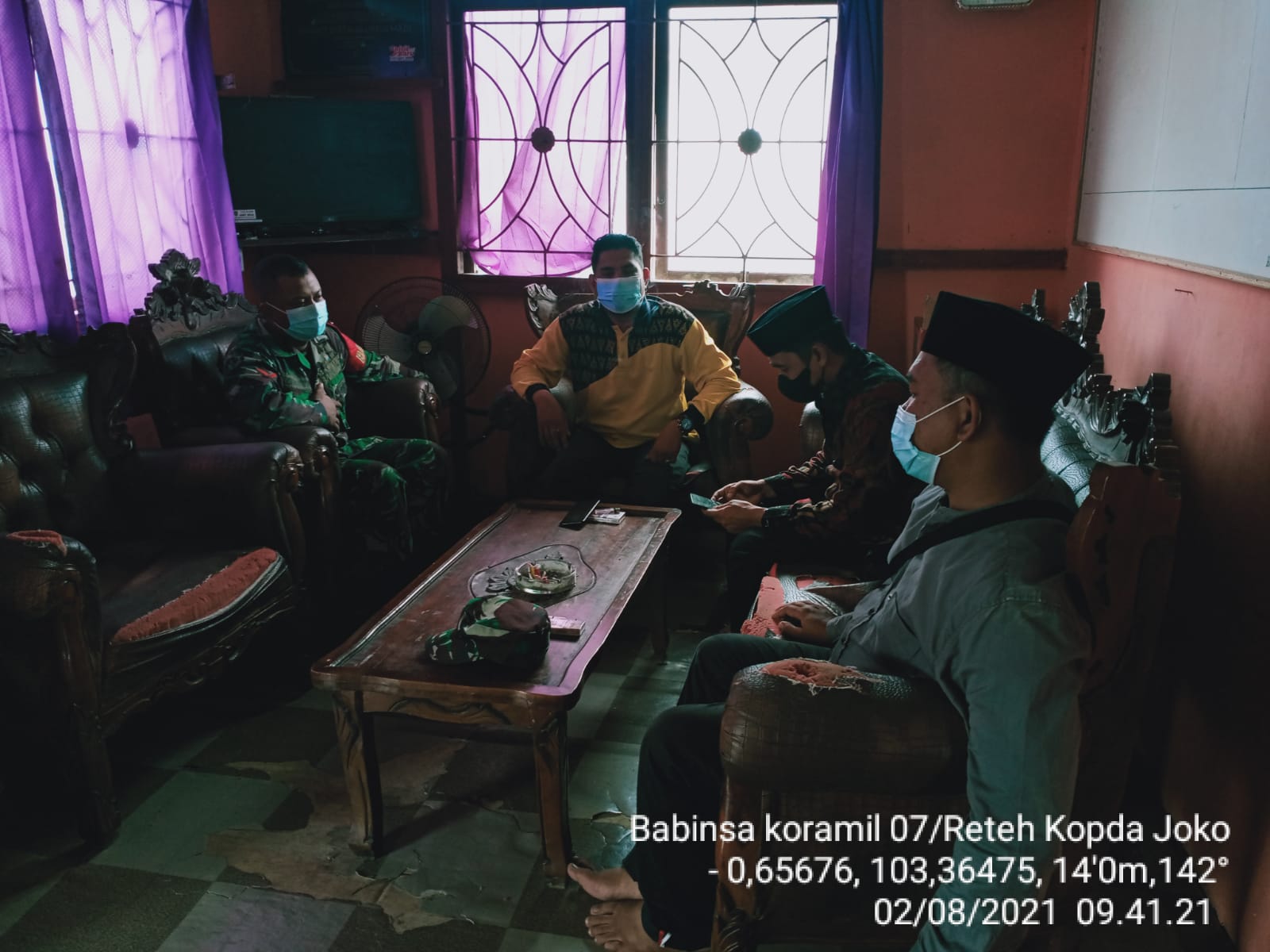 Jalin Silahturrahmi, Babinsa Koramil 07/Reteh Lakukan Komsos Bersama Kades Benteng