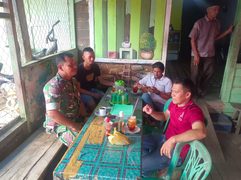Babinsa Koramil 03/Tpl Komsos Bahas Hal-Hal Yang Dapat Membantu Kepentingan Warga Di Wilayah Binaan