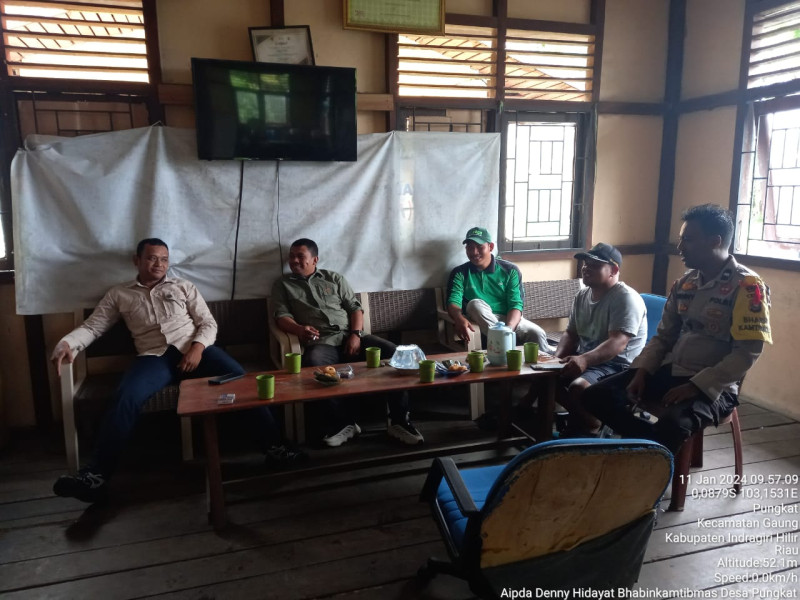 Sinergitas Dengan Pemerintah Desa, Bhabinkamtibmas Desa Pungkat Aipda Denny Hidayat Sambang Kantor Desa