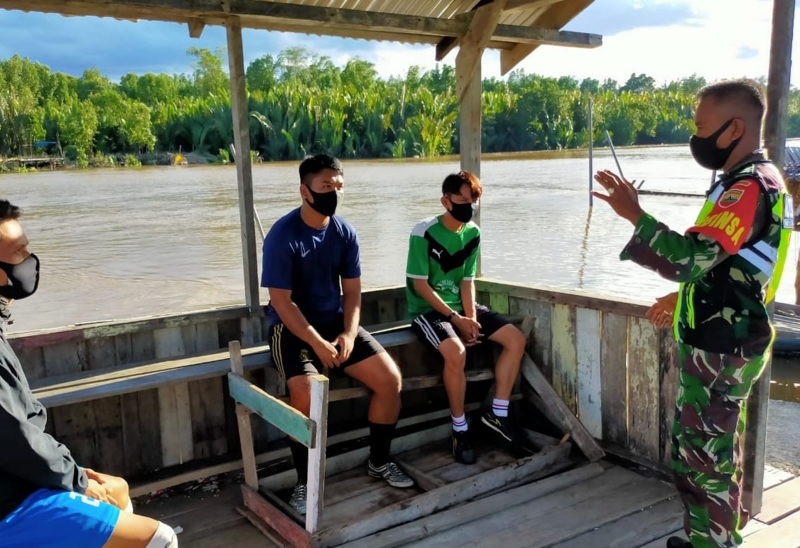 Lakukan Penegakan Prokes di Concong Dalam, Berikut Pesan Serda Asrion